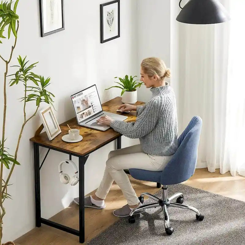 Bureau d'ordinateur moderne avec sac de rangement et support pour casque pour chambres à coucher et coins d'étude ou petits bureaux à domicile