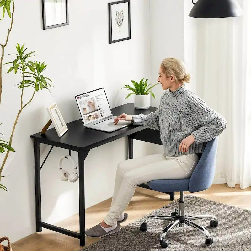 Bureau d'ordinateur moderne avec sac de rangement et support pour casque pour chambres à coucher et coins d'étude ou petits bureaux à domicile