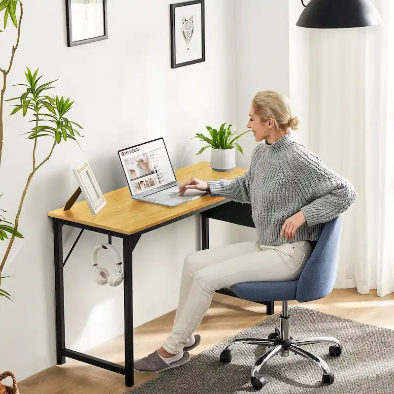 Bureau d'ordinateur moderne avec sac de rangement et support pour casque pour chambres à coucher et coins d'étude ou petits bureaux à domicile