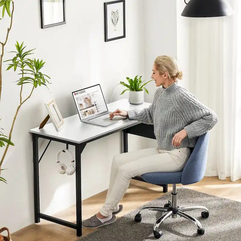 Bureau d'ordinateur moderne avec sac de rangement et support pour casque pour chambres à coucher et coins d'étude ou petits bureaux à domicile