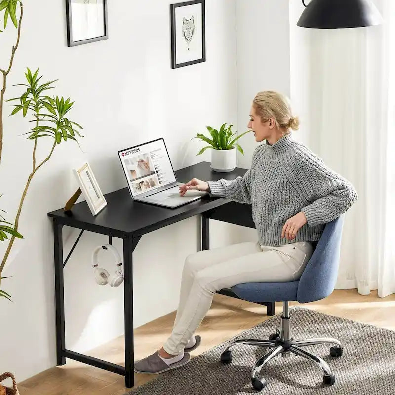 Bureau d'ordinateur moderne avec sac de rangement et support pour casque pour chambres à coucher et coins d'étude ou petits bureaux à domicile