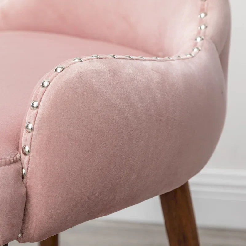 Fauteuil d'appoint rose moderne 23 en polyester, avec pieds en bois d'hévéa massif et clous décoratifs