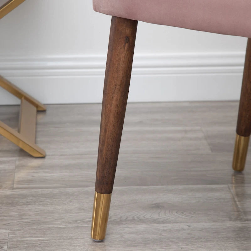 Fauteuil d'appoint rose moderne 23 en polyester, avec pieds en bois d'hévéa massif et clous décoratifs