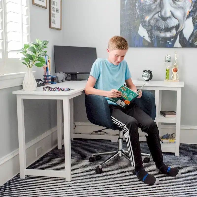 Bureau d'angle pour enfants avec étagères